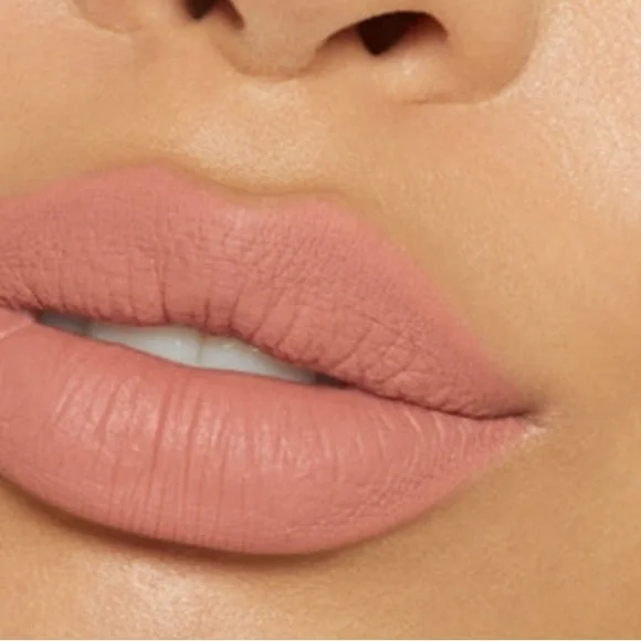 Kylie Jenner matte liquid lipstick 820 - Picture 4 of 5